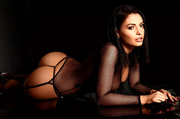 Noomi Berlin an affordable escort lady wants you to cum on her face